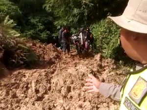 Akses Jalan Bangko-Jangkat Tertimbun Longsor 20 Meter, Warga Terisolir
