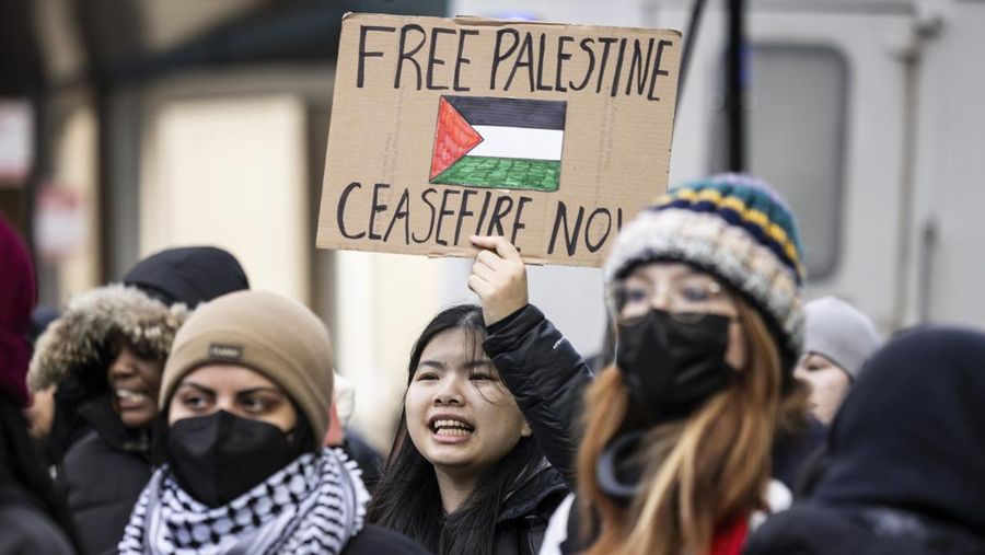Demonstran pro-Palestina melakukan unjuk aksi unjuk rasa di dekat kampus Universitas Illinois Chicago, Kamis (11/1/2024). (Ashlee Rezin/Chicago Sun-Times via AP)