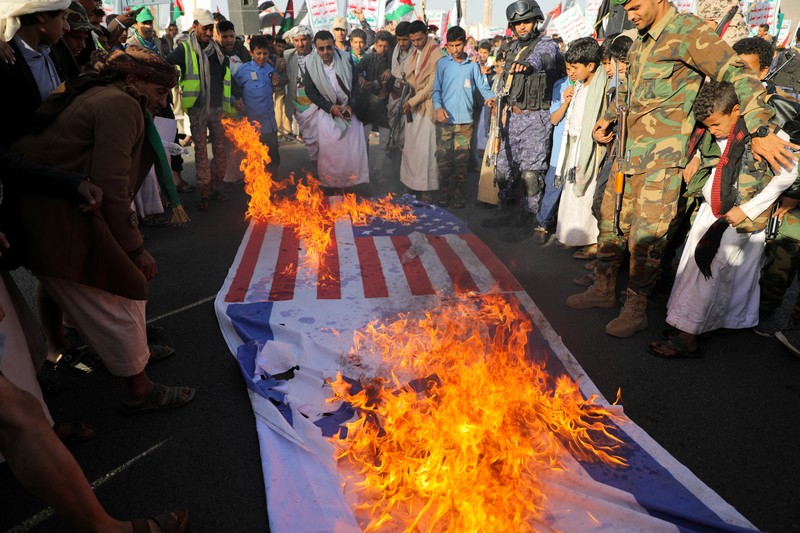 Warga melakukan unjuk aksi unjuk rasa di depan Kedutaan Besar Amerika Serikat (AS), Jakarta, Sabtu (13/12/2024). (AP Photo/Dita Alangkara)