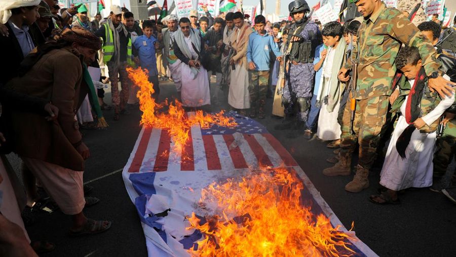 Warga melakukan unjuk aksi unjuk rasa di depan Kedutaan Besar Amerika Serikat (AS), Jakarta, Sabtu (13/12/2024). (AP Photo/Dita Alangkara)