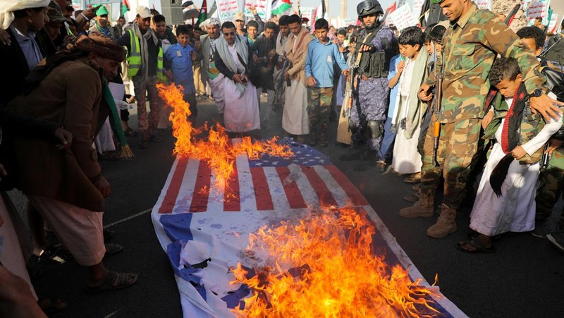 Warga melakukan unjuk aksi unjuk rasa di depan Kedutaan Besar Amerika Serikat (AS), Jakarta, Sabtu (13/12/2024). (AP Photo/Dita Alangkara)
