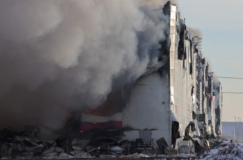 Kebakaran hebat melanda sebuah gudang milik salah satu toko online terbesar di St. Petersburg, Rusia, Sabtu (13/1/2024). (REUTERS/Anton Vaganov) Kebakaran hebat melanda sebuah gudang milik salah satu toko online terbesar di St. Petersburg, Rusia, Sabtu (13/1/2024). (REUTERS/Anton Vaganov)