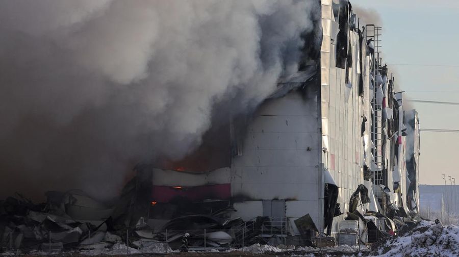 Kebakaran hebat melanda sebuah gudang milik salah satu toko online terbesar di St. Petersburg, Rusia, Sabtu (13/1/2024). (REUTERS/Anton Vaganov)