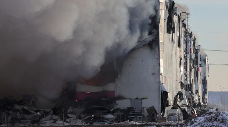 Kebakaran hebat melanda sebuah gudang milik salah satu toko online terbesar di St. Petersburg, Rusia, Sabtu (13/1/2024). (REUTERS/Anton Vaganov)