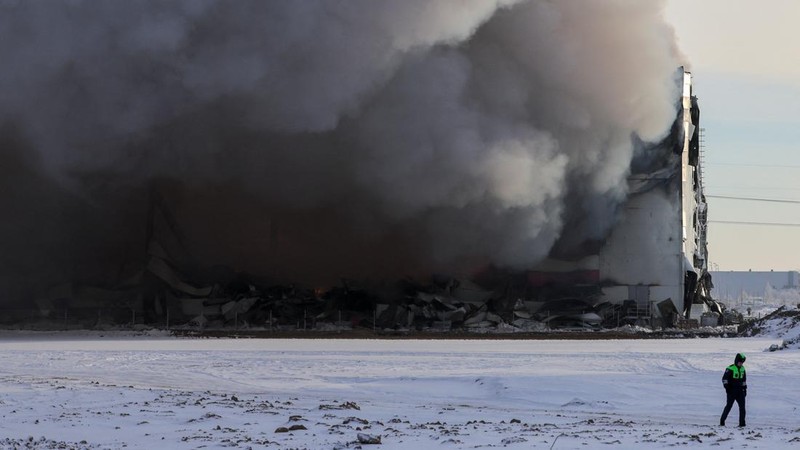 Kebakaran hebat melanda sebuah gudang milik salah satu toko online terbesar di St. Petersburg, Rusia, Sabtu (13/1/2024). (REUTERS/Anton Vaganov)