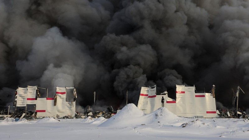 Kebakaran hebat melanda sebuah gudang milik salah satu toko online terbesar di St. Petersburg, Rusia, Sabtu (13/1/2024). (REUTERS/Anton Vaganov)