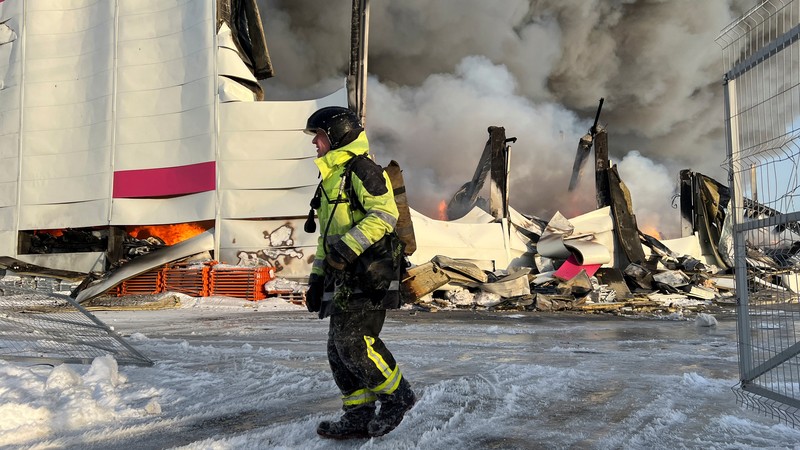 Kebakaran hebat melanda sebuah gudang milik salah satu toko online terbesar di St. Petersburg, Rusia, Sabtu (13/1/2024). (REUTERS/Anton Vaganov) Kebakaran hebat melanda sebuah gudang milik salah satu toko online terbesar di St. Petersburg, Rusia, Sabtu (13/1/2024). (REUTERS/Anton Vaganov)