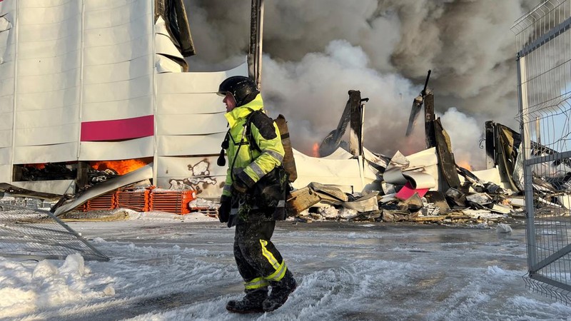 Kebakaran hebat melanda sebuah gudang milik salah satu toko online terbesar di St. Petersburg, Rusia, Sabtu (13/1/2024). (REUTERS/Anton Vaganov)