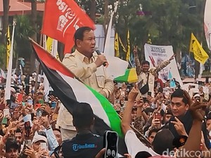 Momen Prabowo Hujan-hujanan Temui Relawan di Riau, Cium Bendera Palestina