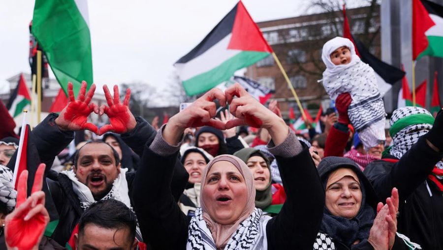 Pengunjuk rasa pro-Palestina berkumpul di dekat Mahkamah Internasional (ICJ) di di Den Haag, Belanda, Jumat (12/1/2024). (REUTERS/Thilo Schmuelgen)