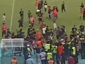 Suporter Masuk Lapangan, Deltras FC Didenda Rp 35 Juta!
