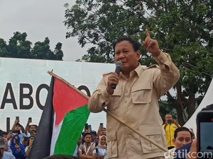 Sapa Relawan Batam, Prabowo Kibarkan dan Cium Bendera Palestina