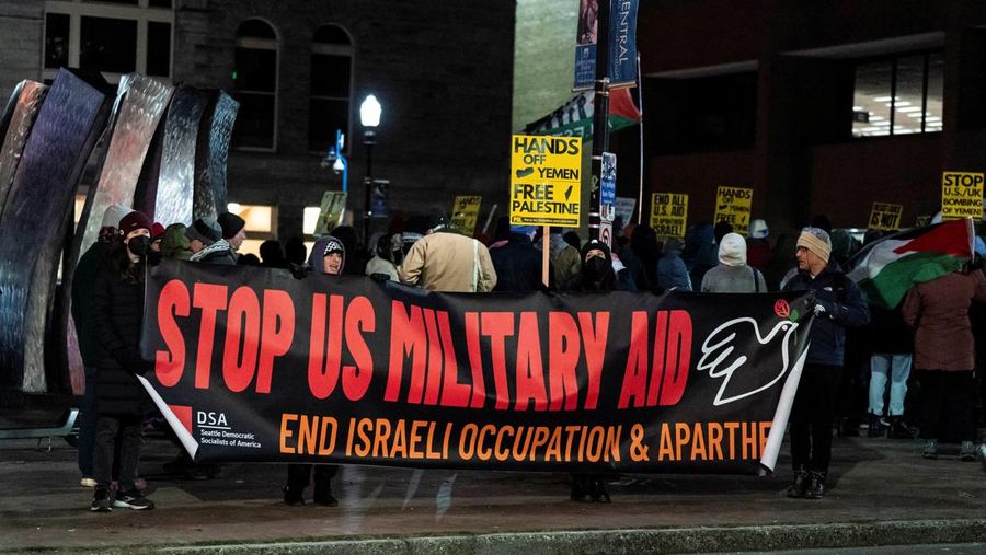 Unjuk ras protes serangan AS dan Inggris terhadap kelompok Houthi Yaman di Wahington, Amerika Serikat, Jumat (12/1/2024). (REUTERS/David Ryder)