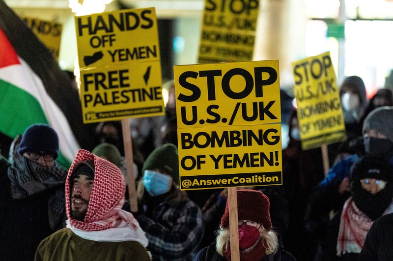 Unjuk ras protes serangan AS dan Inggris terhadap kelompok Houthi Yaman di Wahington, Amerika Serikat, Jumat (12/1/2024). (REUTERS/David Ryder)