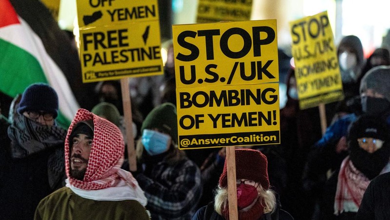 Unjuk ras protes serangan AS dan Inggris terhadap kelompok Houthi Yaman di Wahington, Amerika Serikat, Jumat (12/1/2024). (REUTERS/David Ryder)