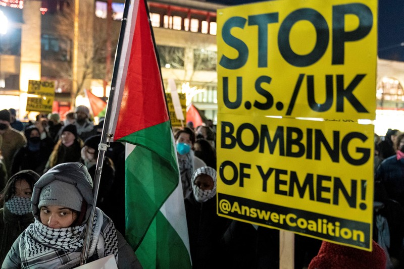 Unjuk ras protes serangan AS dan Inggris terhadap kelompok Houthi Yaman di Wahington, Amerika Serikat, Jumat (12/1/2024). (REUTERS/David Ryder)