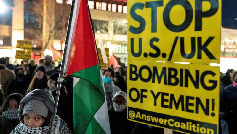 Unjuk ras protes serangan AS dan Inggris terhadap kelompok Houthi Yaman di Wahington, Amerika Serikat, Jumat (12/1/2024). (REUTERS/David Ryder)
