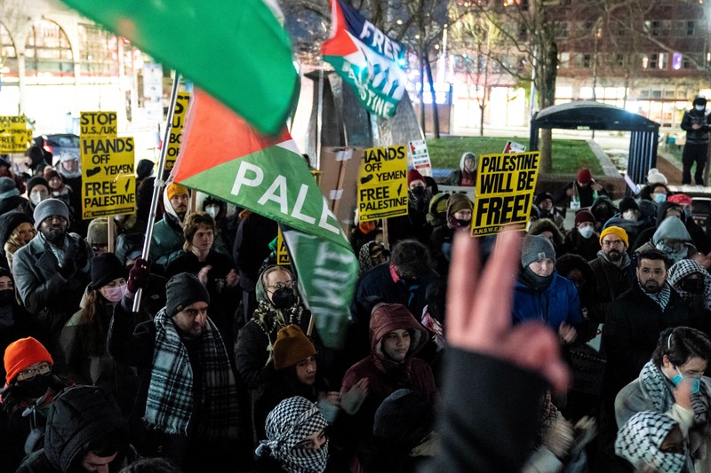 Unjuk ras protes serangan AS dan Inggris terhadap kelompok Houthi Yaman di Wahington, Amerika Serikat, Jumat (12/1/2024). (REUTERS/David Ryder) Unjuk ras protes serangan AS dan Inggris terhadap kelompok Houthi Yaman di Wahington, Amerika Serikat, Jumat (12/1/2024). (REUTERS/David Ryder)