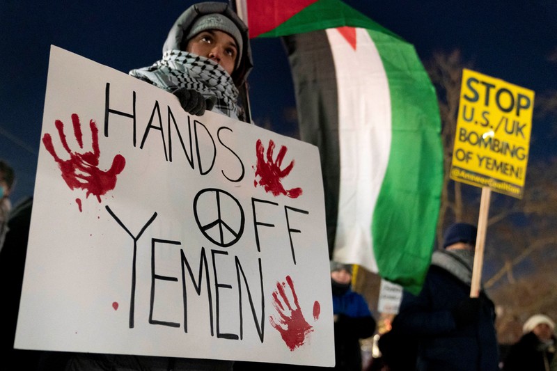 Unjuk ras protes serangan AS dan Inggris terhadap kelompok Houthi Yaman di Wahington, Amerika Serikat, Jumat (12/1/2024). (REUTERS/David Ryder)