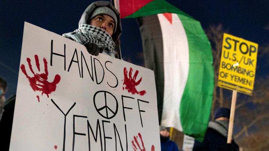 Unjuk ras protes serangan AS dan Inggris terhadap kelompok Houthi Yaman di Wahington, Amerika Serikat, Jumat (12/1/2024). (REUTERS/David Ryder)