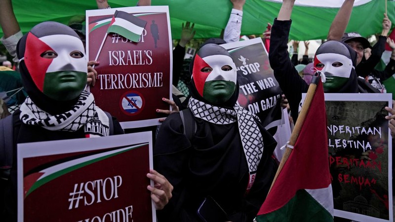 Warga melakukan unjuk aksi unjuk rasa di depan Kedutaan Besar Amerika Serikat (AS), Jakarta, Sabtu (13/12/2024). (AP Photo/Dita Alangkara)