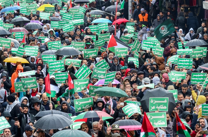 Warga melakukan unjuk aksi unjuk rasa di depan Kedutaan Besar Amerika Serikat (AS), Jakarta, Sabtu (13/12/2024). (AP Photo/Dita Alangkara)
