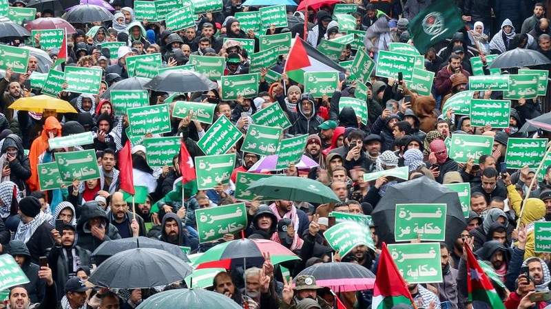 Warga melakukan unjuk aksi unjuk rasa di depan Kedutaan Besar Amerika Serikat (AS), Jakarta, Sabtu (13/12/2024). (AP Photo/Dita Alangkara)
