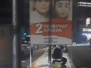 Respons TKN soal Viral Baliho Prabowo-Gibran di Atas Trotoar