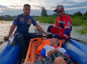 Momen Damkar Evakuasi Lansia Penderita Stroke yang Terjebak Banjir di Jambi