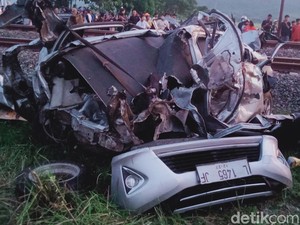2 Korban Tewas Laka Maut KA Gaya Baru Vs Agya, 1 Terlempar-1 Terjepit Mobil