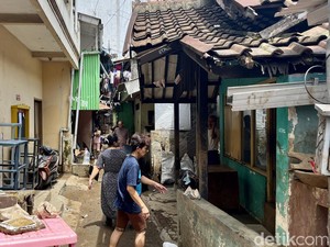 Warga Braga Digigit Ular-Kena Pecahan Kaca Saat Cikapundung Meluap