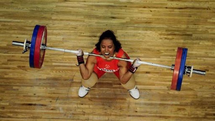 Legenda Angkat Besi Indonesia, Lisa Rumbewas.
(AFP)
