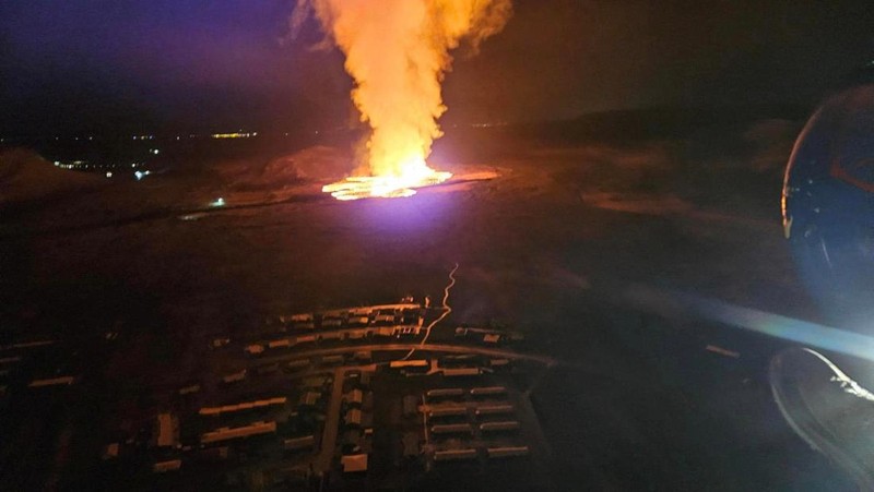 Letusan gunung merapi di Semenanjung Reykjanes, Islandia, Minggu (14/1/2024). (Iceland Civil Protection/Handout via REUTERS)