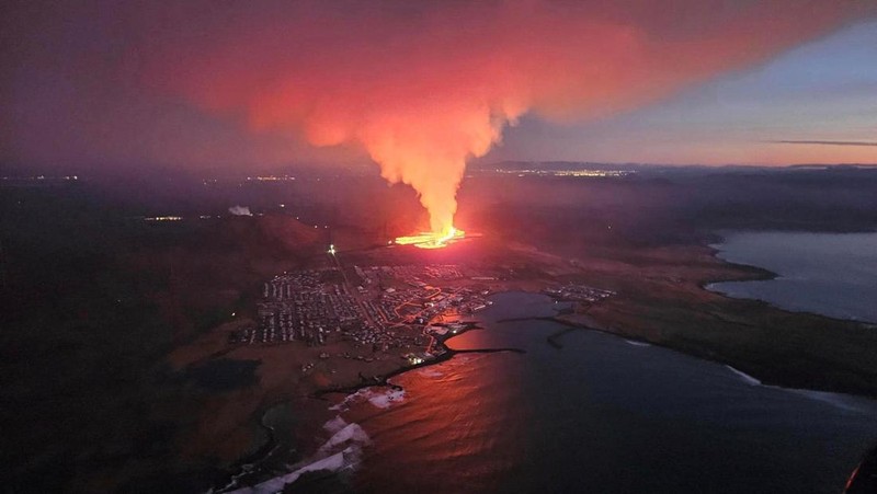 Letusan gunung merapi di Semenanjung Reykjanes, Islandia, Minggu (14/1/2024). (Iceland Civil Protection/Handout via REUTERS)