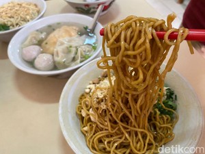 Ngumpet di Gang Luna, Bakmi Legendaris Ini Eksis Selama 60 Tahunan