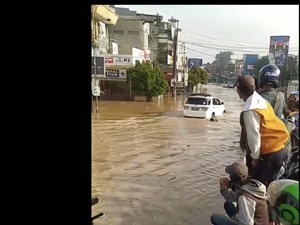 Viral Fortuner Nekat Terobos Banjir di Dayeuhkolot, Disoraki Warga
