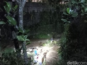 Dramatis! 2 Pemancing Sempat Terjebak di Sungai Cipelang
