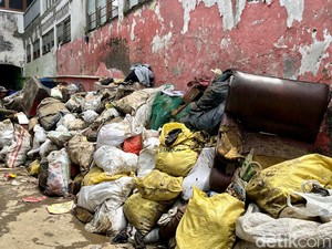 Belasan Ton Sampah Sisa Banjir Braga Mulai Diangkut