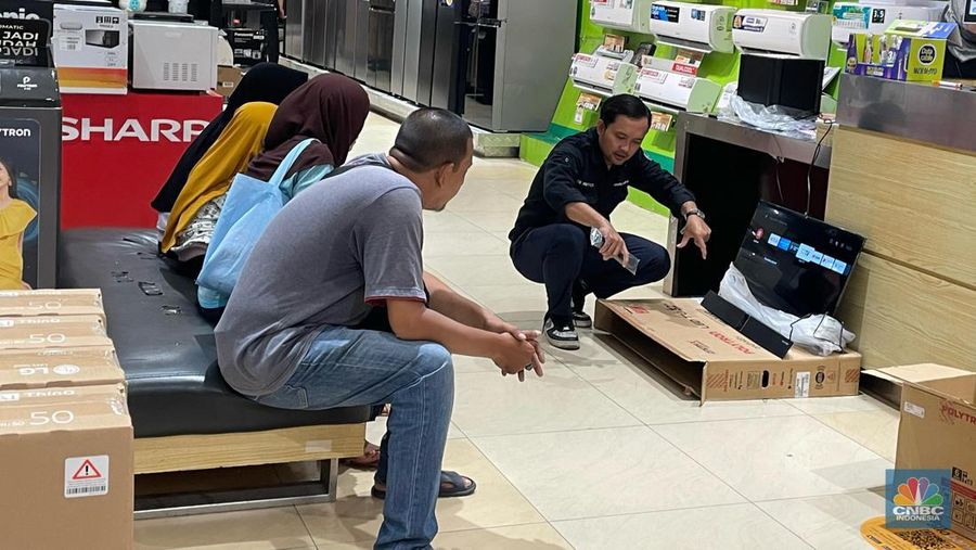 Suasan saat berlangsunya Full Day Sale di Transmart CIlandak, Jakarta, Minggu (14/1/2024). (CNBC Indonesia/Romys Binekasari)