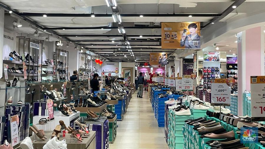 Suasan saat berlangsunya Full Day Sale di Transmart CIlandak, Jakarta, Minggu (14/1/2024). (CNBC Indonesia/Romys Binekasari)