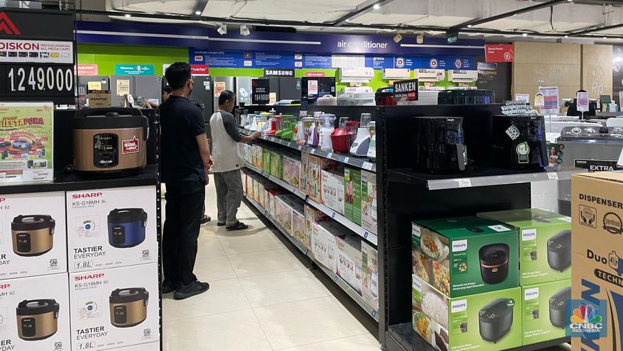 Suasan saat berlangsunya Full Day Sale di Transmart CIlandak, Jakarta, Minggu (14/1/2024). (CNBC Indonesia/Romys Binekasari)