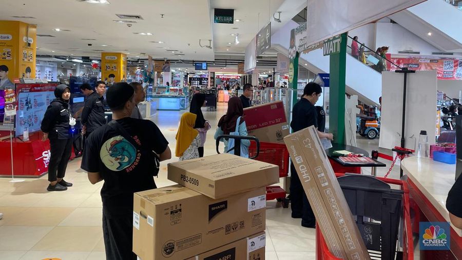 Suasan saat berlangsunya Full Day Sale di Transmart CIlandak, Jakarta, Minggu (14/1/2024). (CNBC Indonesia/Romys Binekasari)