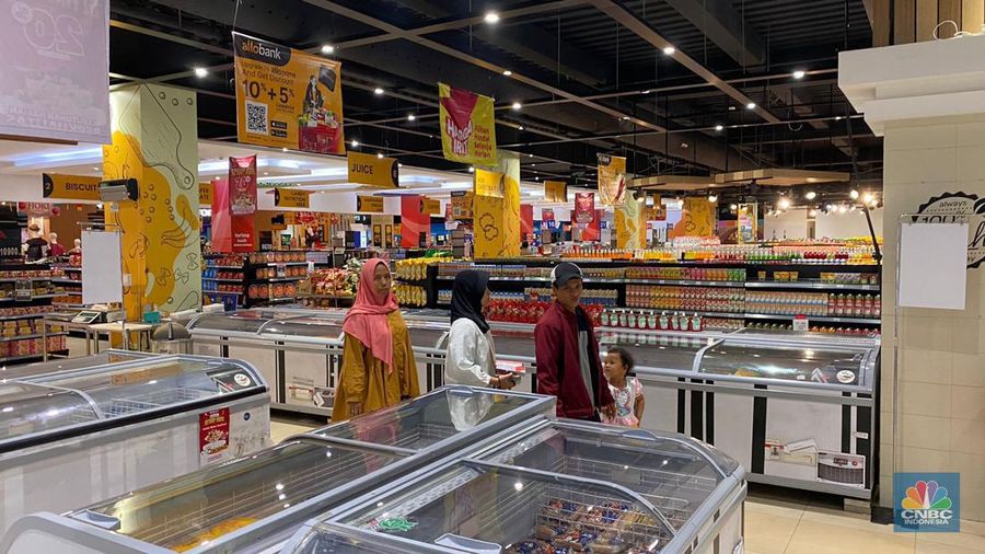Suasan saat berlangsunya Full Day Sale di Transmart Depok, Jawa Barat, Minggu (14/1/2024). (CNBC Indonesia/Bramudya Prabowo)