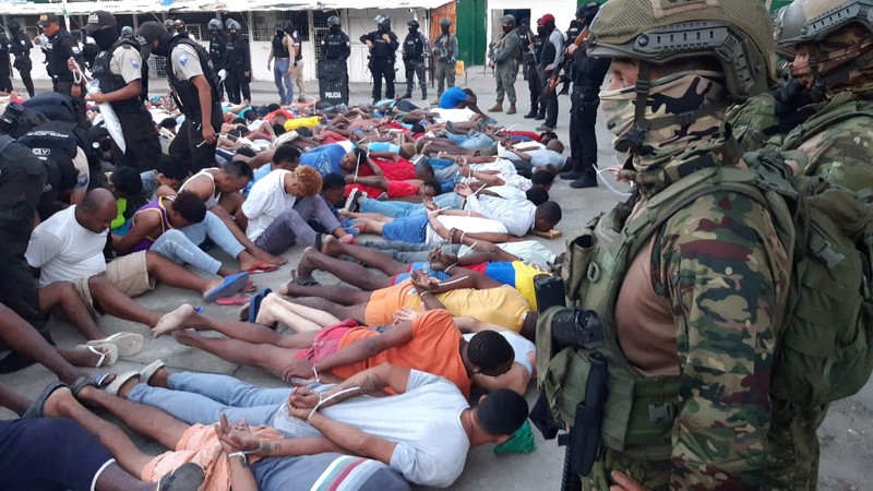 Anggota militer berjalan di luar penjara, ketika angkatan bersenjata Ekuador memasuki penjara di seluruh negeri dalam upaya memulihkan ketertiban setelah pembebasan penjaga penjara dan staf lain yang disandera, di Cotopaxi, Ekuador, 14 Januari 2024. Anggota militer berjalan di luar penjara, ketika angkatan bersenjata Ekuador memasuki penjara di seluruh negeri dalam upaya memulihkan ketertiban setelah pembebasan penjaga penjara dan staf lain yang disandera, di Cotopaxi, Ekuador, 14 Januari 2024. (REUTERS/Karen Toro)