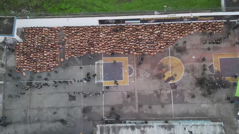 Anggota militer berjalan di luar penjara, ketika angkatan bersenjata Ekuador memasuki penjara di seluruh negeri dalam upaya memulihkan ketertiban setelah pembebasan penjaga penjara dan staf lain yang disandera, di Cotopaxi, Ekuador, 14 Januari 2024. Anggota militer berjalan di luar penjara, ketika angkatan bersenjata Ekuador memasuki penjara di seluruh negeri dalam upaya memulihkan ketertiban setelah pembebasan penjaga penjara dan staf lain yang disandera, di Cotopaxi, Ekuador, 14 Januari 2024. (REUTERS/Karen Toro)