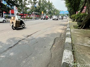 Lubang di Jalan Jakarta Kota Bandung Dikeluhkan Pengendara