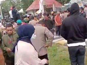Demo di Kantor Bupati Ricuh, 2 Polisi Alami Luka Bakar