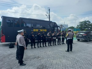 15 Polisi Kawal Pengiriman Logistik Pemilu di Pekanbaru
