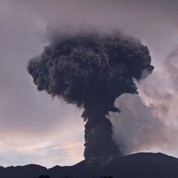 Waspada! Gunung Marapi di Sumbar Erupsi, Tinggi Abu 1.500 Meter