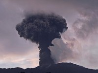 Waspada! Gunung Marapi di Sumbar Erupsi, Tinggi Abu 1.500 Meter